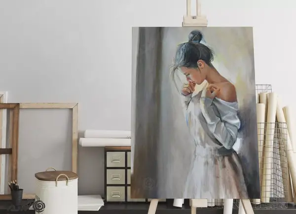 عکس نقاشی دختر روی بوم