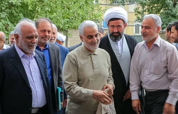 عکس حاج قاسم کنار حرم حضرت زینب