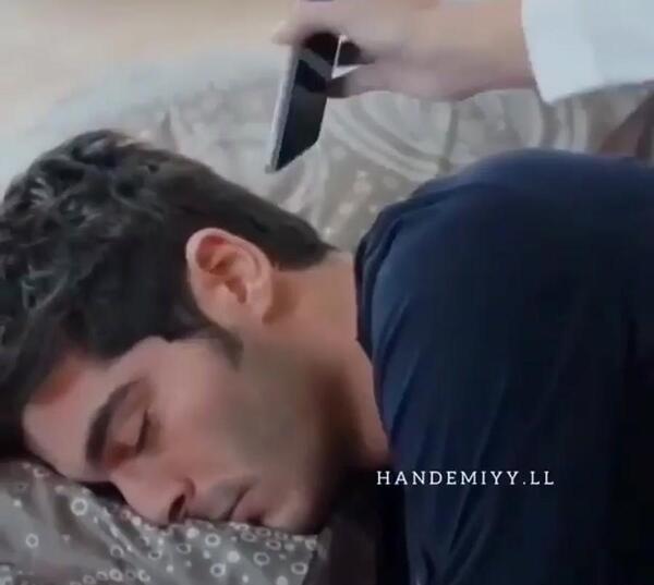 عکس حیات و مورات روی تخت خواب