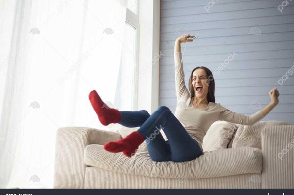 عکس دختر زیبا نشسته