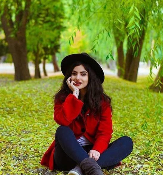 عکس دختر زیبا نشسته