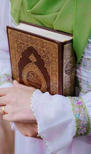 عکس قران دست دختر