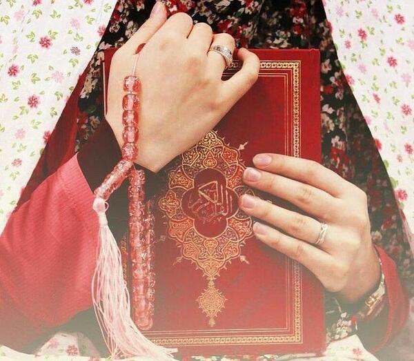 عکس قران دست دختر