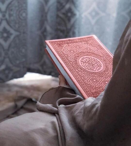 عکس قران دست دختر