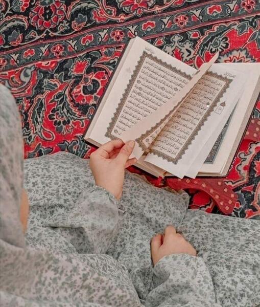 عکس قران دست دختر