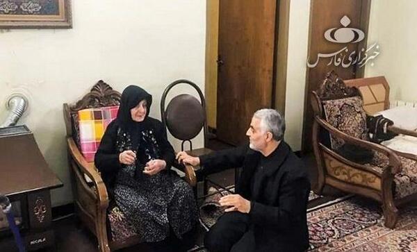 عکس خوابیدن حاج قاسم سلیمانی