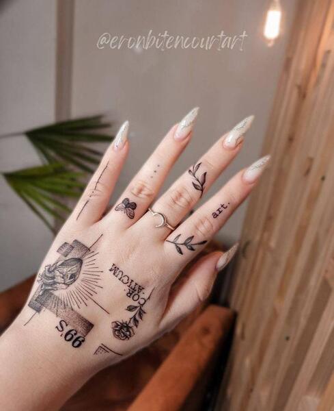 عکس تاتو روی دست خام