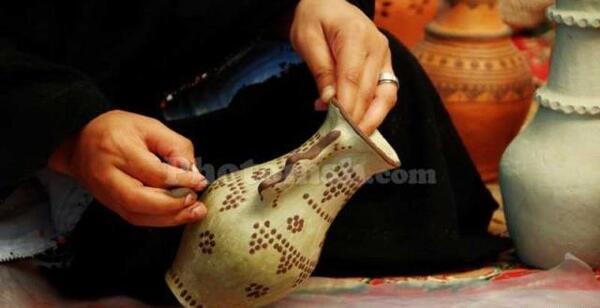 عکس دست دختر بلوچ با قلیون