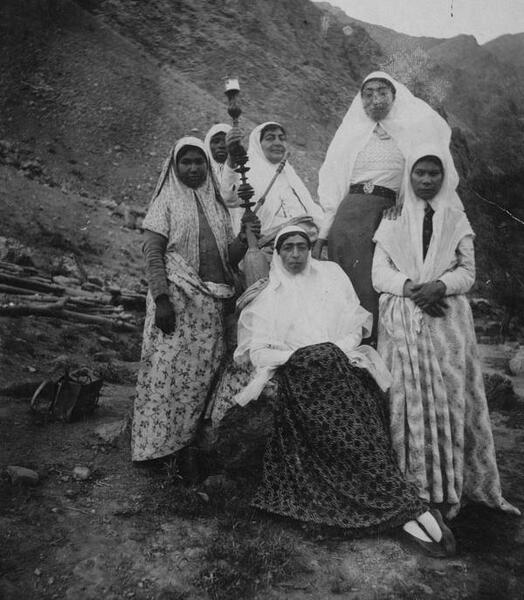 عکس دست دختر بلوچ با قلیون
