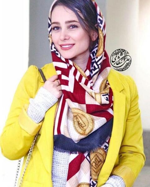عکس الناز حبیبی با مقنعه