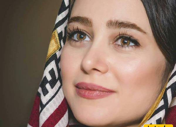 عکس الناز حبیبی با مقنعه