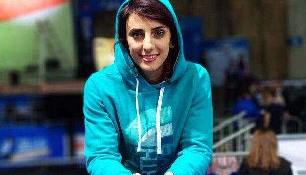 عکس الناز حبیبی با مقنعه