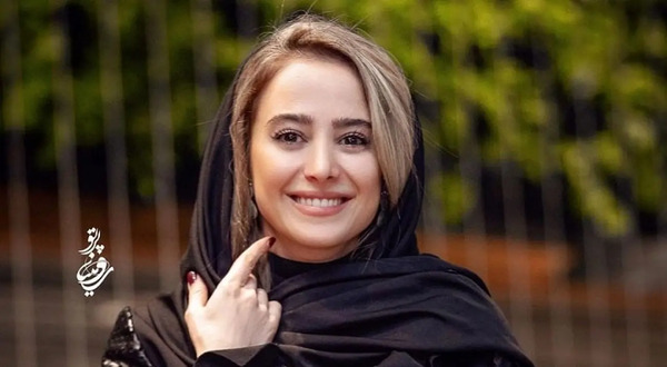 عکس الناز حبیبی با مقنعه