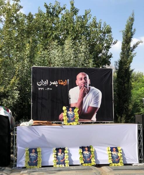 عکس ارشا اقدسی دست فرمون