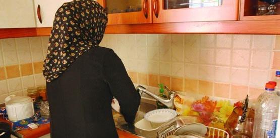 عکس دختر در حال ظرف شستن