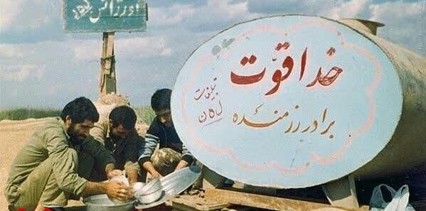 عکس دختر در حال ظرف شستن