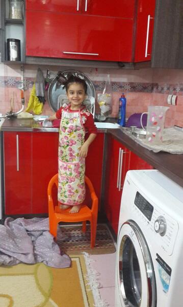 عکس دختر در حال ظرف شستن