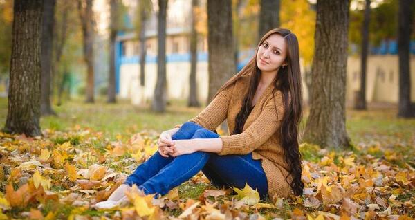 ژست عکس دخترانه لاکچری در پاییز
