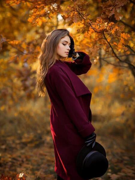 ژست عکس دخترانه لاکچری در پاییز