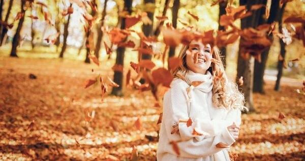 ژست عکس دخترانه لاکچری در پاییز