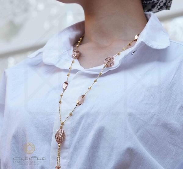 عکس گردنبند رو لباسی طلا