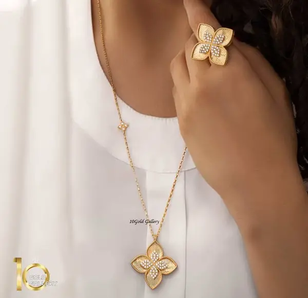 عکس گردنبند رو لباسی طلا
