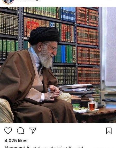 عکس رهبر در حال مطالعه