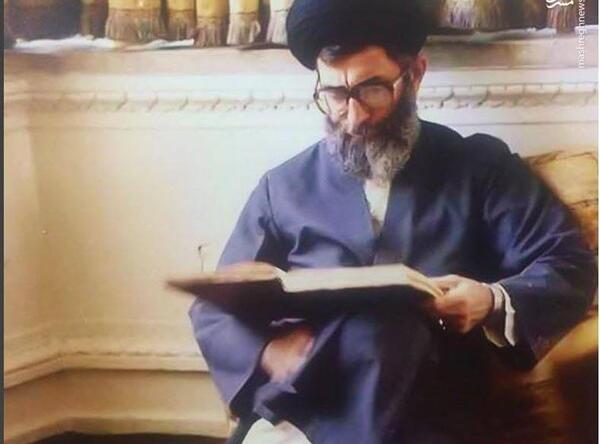 عکس رهبر در حال مطالعه