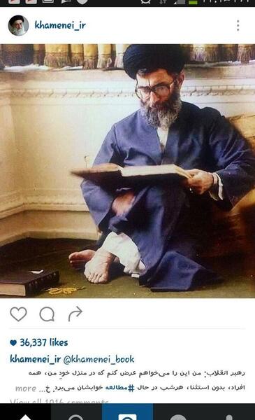 عکس رهبر در حال مطالعه
