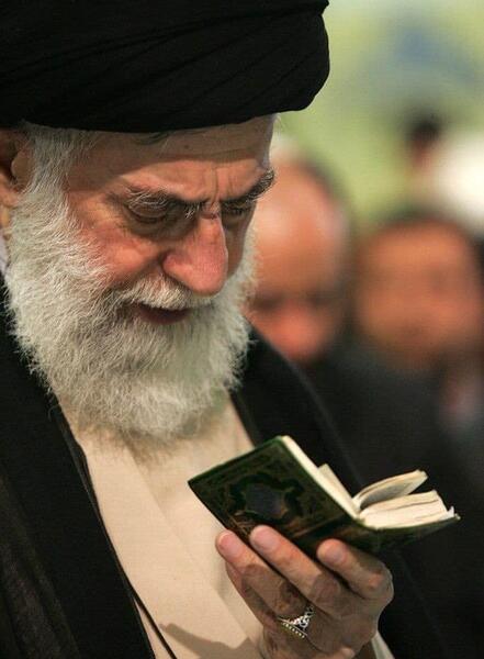 عکس رهبر در حال مطالعه