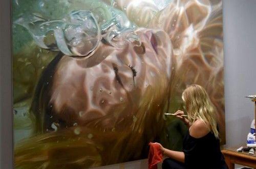 عکس هنری دختر در حال نقاشی