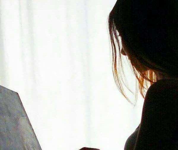 عکس هنری دختر در حال نقاشی