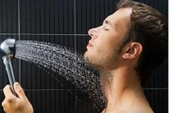 ژست عکس دوش گرفتن دونفره