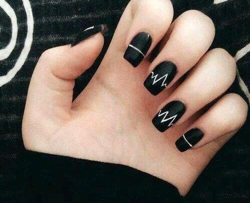 عکس مدل لاک ناخن سفید و مشکی