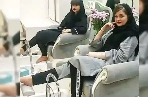 عکس سارا و نیکا با آرایش غلیظ