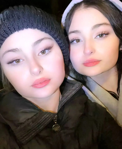 عکس سارا و نیکا با آرایش غلیظ
