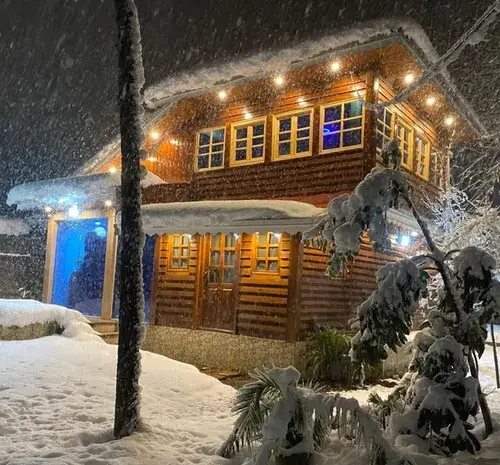 عکس کلبه چوبی در شب