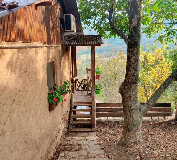 عکس کلبه چوبی در شب