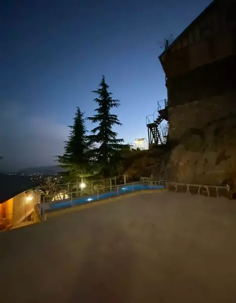 عکس کلبه چوبی در شب