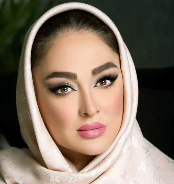 عکس الهام حمیدی در خانه اش