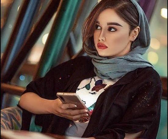 ژست عکس دخترانه با روسری