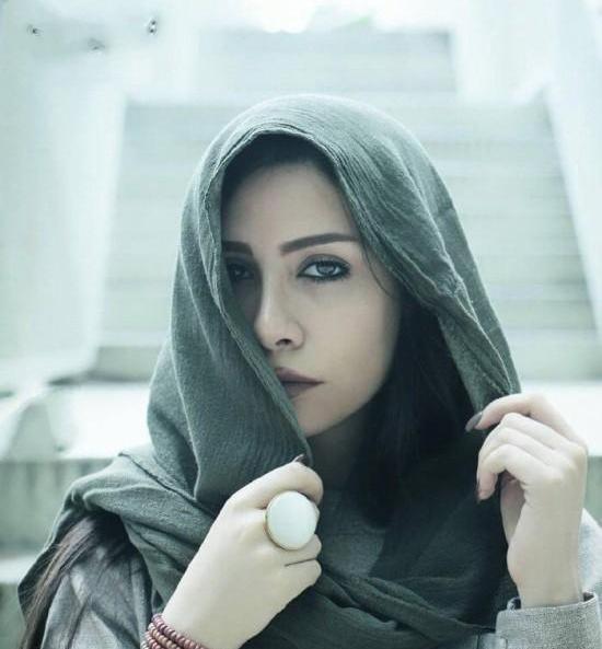 ژست عکس دخترانه با روسری