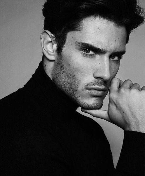 عکس ژست عکاسی مردانه در آتلیه