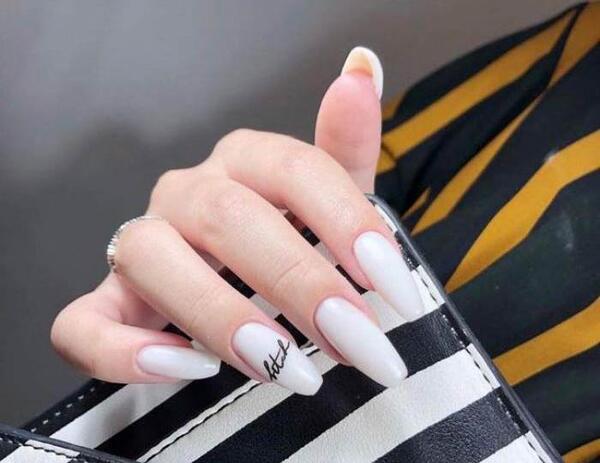 عکس مدل ناخن حروف انگلیسی