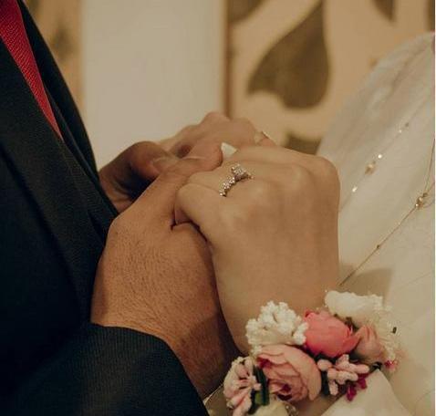 ژست عکس دست نامزدی
