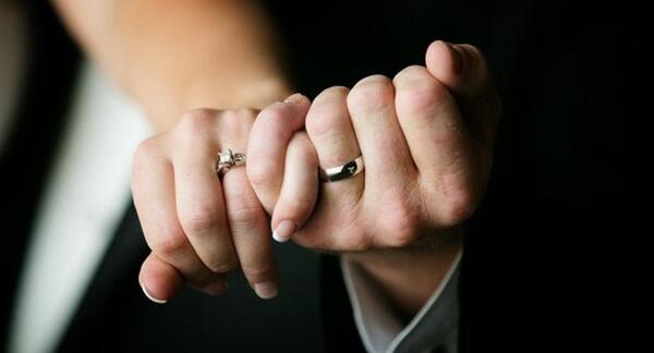 ژست عکس دست نامزدی