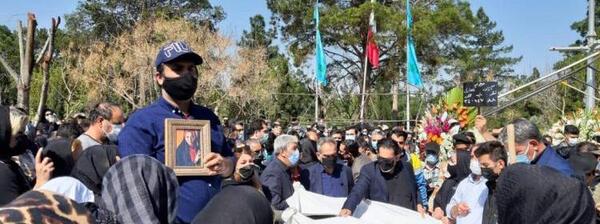 عکس مراسم دفن آزاده نامداری