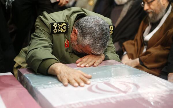 عکس حاج قاسم هنگام نماز