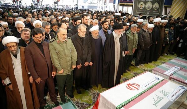عکس حاج قاسم هنگام نماز