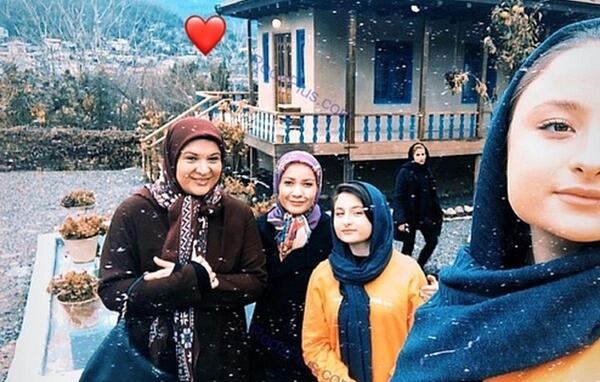 عکس نیکا فلاحی در فرودگاه